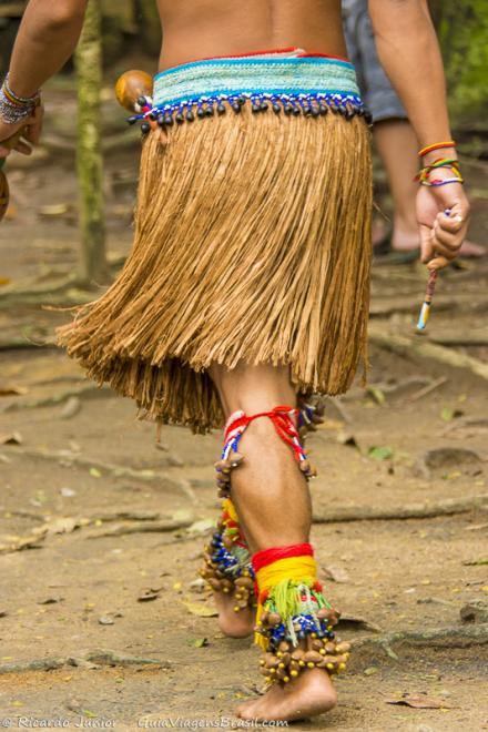 Imagem de índio com saias e adereços nas pernas na Aldeia Pataxó.
